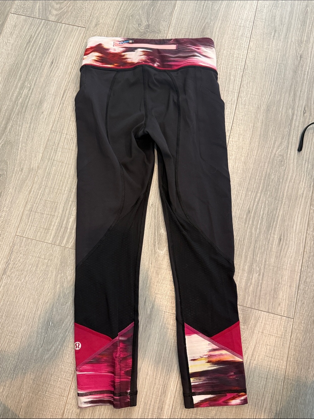 Lululemon leggings size 2 black with pink and white waistband and leg detail - Picture 2 of 3